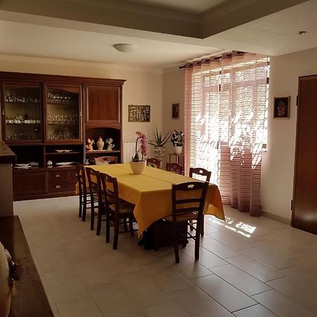 B&B La Casetta Di Lilly Amelia Bagian luar foto